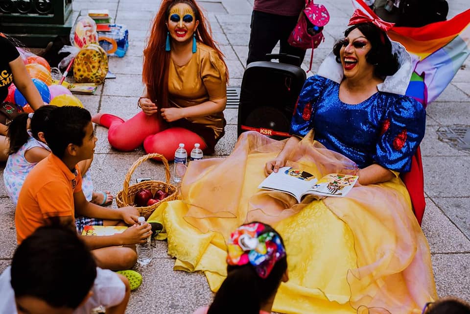 Grupo de drags fue denunciado por leer cuentos a niños - ExpokNews