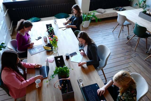 Mujeres trabajando. Cómo deberían ser las escuelas post-COVID