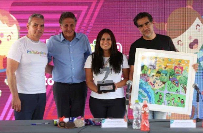 La clavadista Paola Espinosa recibe homenaje por su trayectoria en el relanzamiento de su fundación
