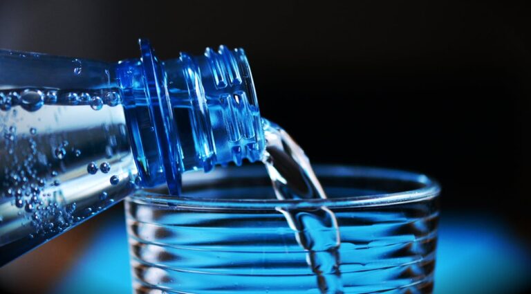 Agua embotellada contiene más microplásticos que agua de grifo: Estudio