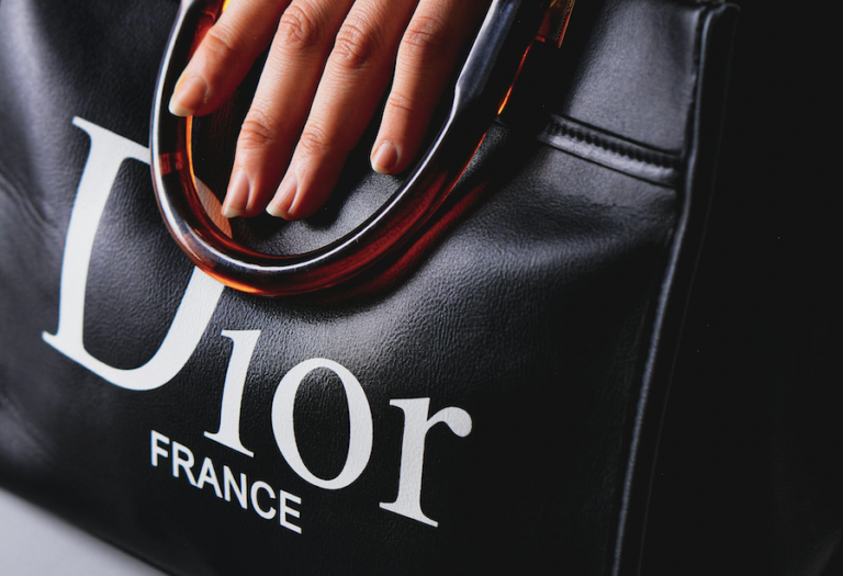 Bolsas de Dior son fabricadas por trabajadores explotados