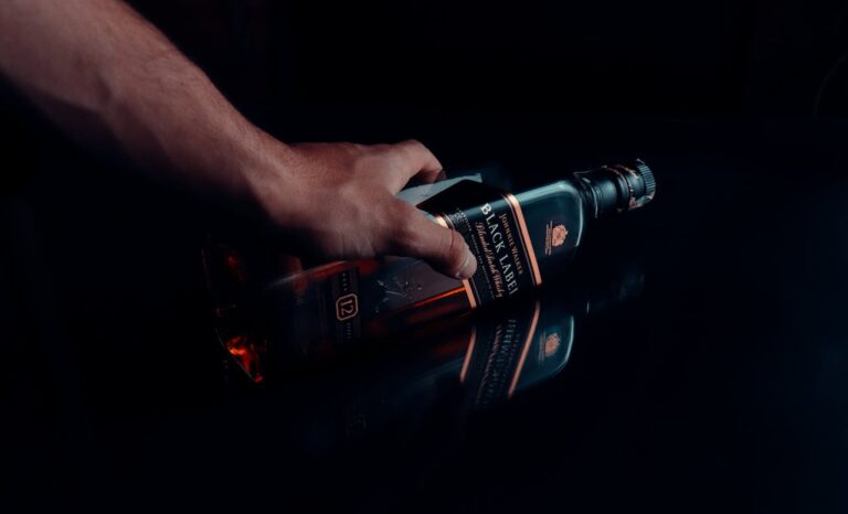 Johnnie Walker sostenible: prueban botella de papel para Black Label