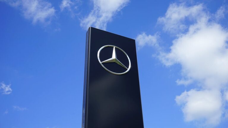 Mercedes-Benz recupera casi el 100% de los materiales de baterías de autos eléctricos