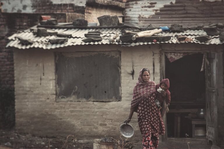 Mujeres y niñas, las mayores víctimas del cambio climático: Estudio