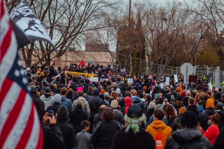 A pesar de la división, EUA pide a las empresas centrarse en las personas